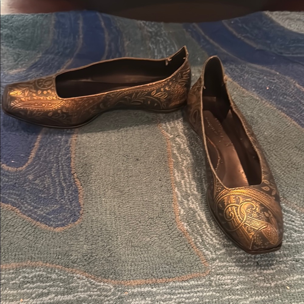 Cydwoq metallic paisley embossed Women's Flats